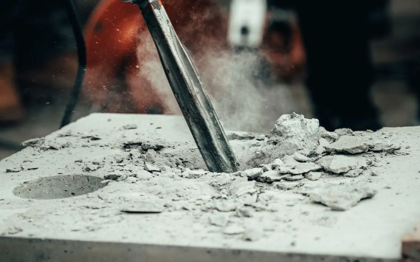 A power tool breaking out set concrete